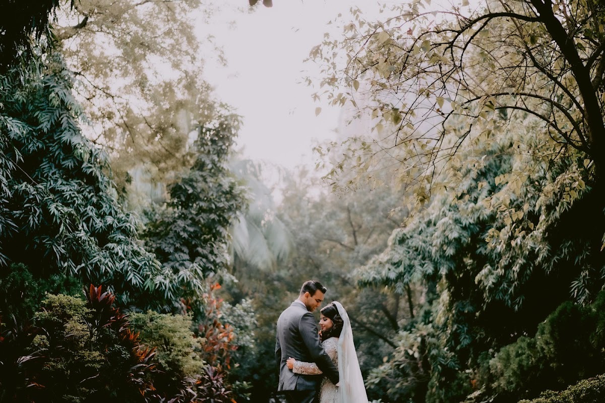 A couple photographed by Akibul Islam in Dhaka